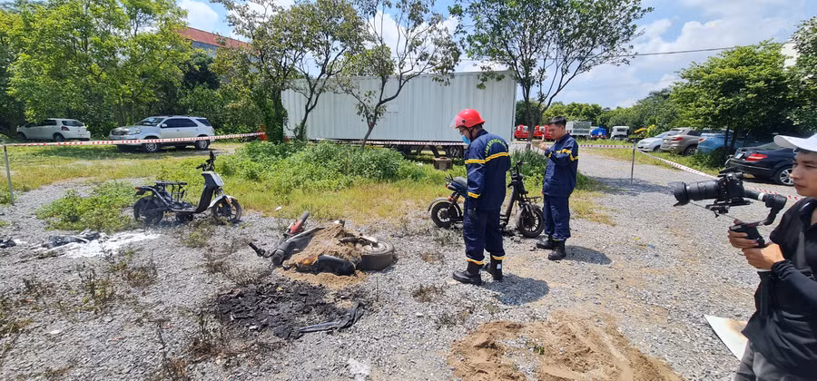 Buổi thử nghiệm chữa cháy đám cháy pin lithium-ion trang bị trên xe máy điện, xe đạp điện.