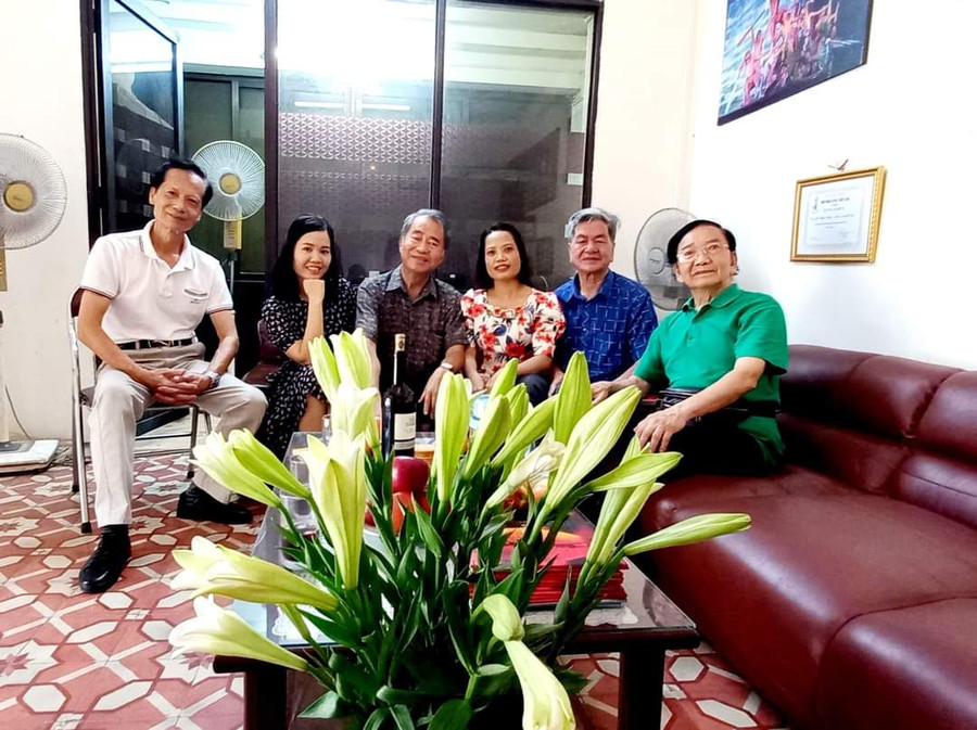 Nhà nghiên cứu Phạm Hùng Thoan (thứ 2 từ phải sang) và các phóng viên, BTV Tạp chí Nhịp điệu. Ảnh: Thanh Hoa. Nhà nghiên cứu Phạm Hùng Thoan (thứ 2 từ phải sang) và các phóng viên, BTV Tạp chí Nhịp điệu. Ảnh: Thanh Hoa.