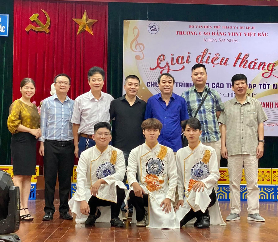 NSƯT Hoàng Anh (hàng sau, thứ 2 từ phải sang) và các nghệ sĩ, học trò trong một chương trình báo cáo tốt nghiệp tại Trường Cao đẳng Văn hóa Nghệ thuật Việt Bắc. Ảnh: NVCC. NSƯT Hoàng Anh (hàng sau, thứ 2 từ phải sang) và các nghệ sĩ, học trò trong một chương trình báo cáo tốt nghiệp tại Trường Cao đẳng Văn hóa Nghệ thuật Việt Bắc. Ảnh: NVCC.