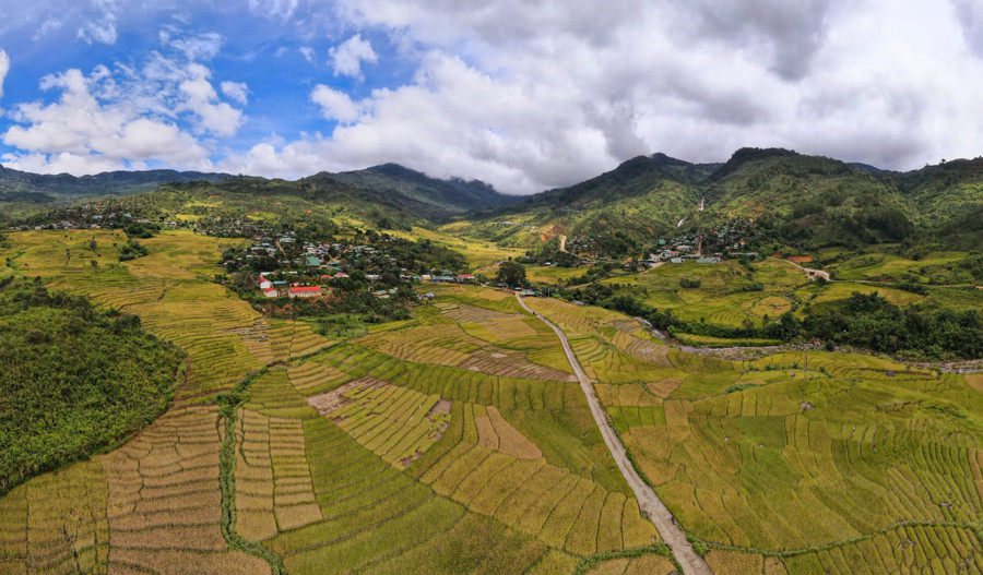 Măng Ri khoác lên mình tấm áo mới vào mùa lúa chín. Măng Ri khoác lên mình tấm áo mới vào mùa lúa chín.
