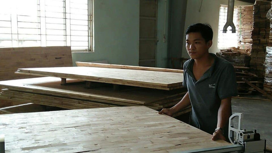 Thầy Trần Đức Tín giờ đây là công nhân một xưởng gỗ tư nhân tại Sài Gòn. Ảnh: NVCC Thầy Trần Đức Tín giờ đây là công nhân một xưởng gỗ tư nhân tại Sài Gòn. Ảnh: NVCC