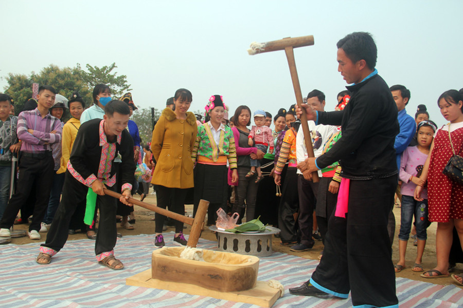 Tục giã bánh giầy trong ngày Tết của đồng bào Mông