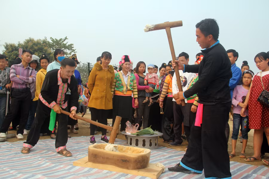 Tục giã bánh giầy trong ngày Tết của đồng bào Mông