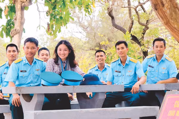 Lữ Mai với các chiến sĩ nơi đảo xa
