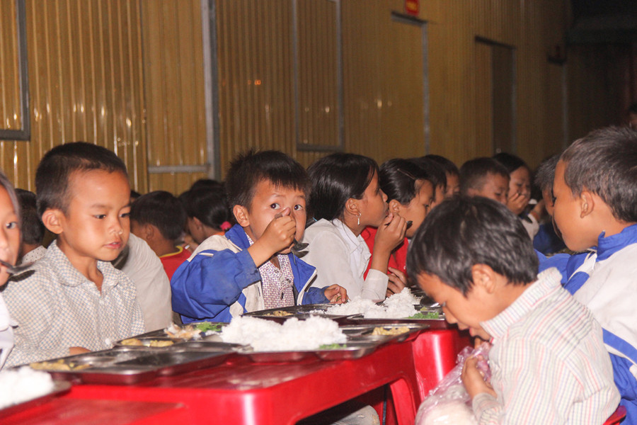 Các em ăn ở tại trường để đi học từ đầu tuần đến cuối tuần