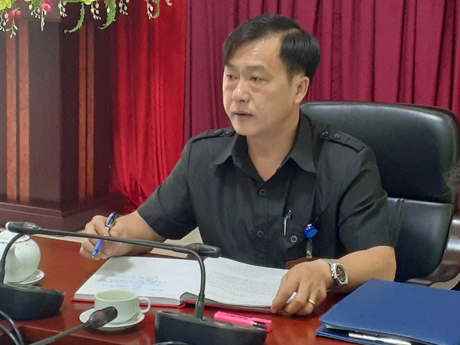 Ông Vừ A Bằng, Bí thư Huyện ủy Điện Biên Đông chủ trì một cuộc họp Ông Vừ A Bằng, Bí thư Huyện ủy Điện Biên Đông chủ trì một cuộc họp