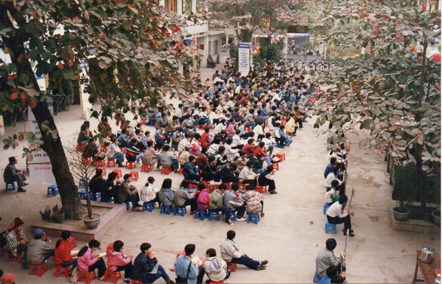 Hàng trăm thí sinh tham gia kỳ thi “Giải toán trên máy tính Casio” vào năm 1995 tại Trường THPT Lê Quý Đôn – TPHCM Hàng trăm thí sinh tham gia kỳ thi “Giải toán trên máy tính Casio” vào năm 1995 tại Trường THPT Lê Quý Đôn – TPHCM