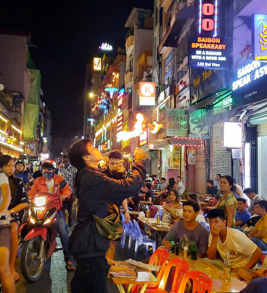 Màn biểu diễn phun lửa ở khu phố Tây - Bùi Viện, quận 1, TPHCM. Ảnh: T.G Màn biểu diễn phun lửa ở khu phố Tây - Bùi Viện, quận 1, TPHCM. Ảnh: T.G