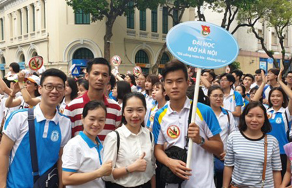 SV, đoàn viên trường tuần hành nói không với rượu bia khi tham gia giao thông