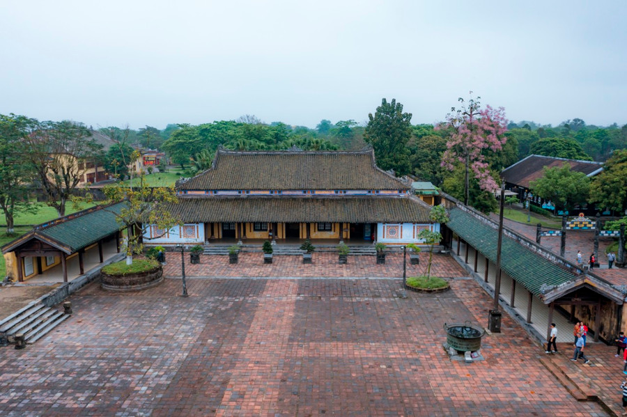 Ngoài ra, cây ngô đồng còn xuất hiện ở một vài công viên (Thương Bạc, Phu Văn Lâu, Tứ Tượng) và một số lăng tẩm của vua Minh Mạng, Tự Đức. Ngoài ra, cây ngô đồng còn xuất hiện ở một vài công viên (Thương Bạc, Phu Văn Lâu, Tứ Tượng) và một số lăng tẩm của vua Minh Mạng, Tự Đức.
