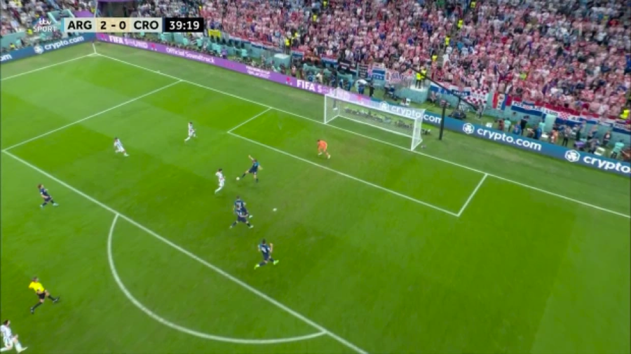 Tiền đạo Argentina tiến vào vòng cấm Croatia... Tiền đạo Argentina tiến vào vòng cấm Croatia...