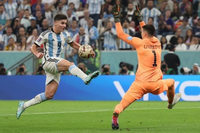 Alvarez nâng tỷ số lên 2-0 cho Argentina ở phút 39. Alvarez nâng tỷ số lên 2-0 cho Argentina ở phút 39.