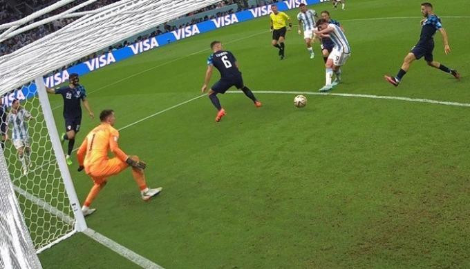 Messi kiến tạo để Alvarez hoàn tất cú đúp cho riêng mình và giúp Argentina hạ Croatia 3-0. Messi kiến tạo để Alvarez hoàn tất cú đúp cho riêng mình và giúp Argentina hạ Croatia 3-0.