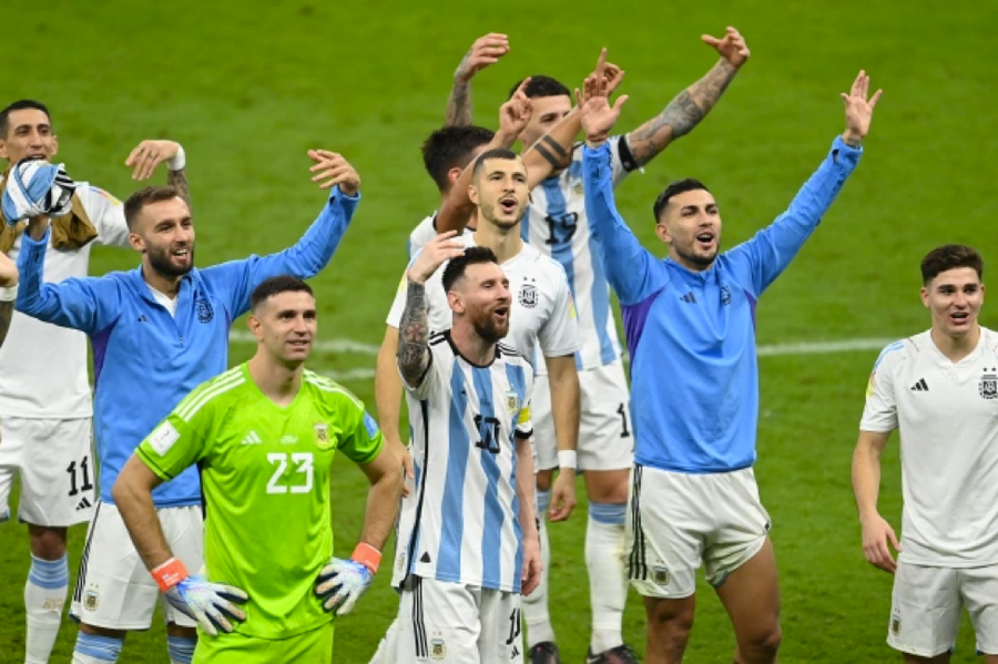 Messi và các đồng đội chia vui cùng với khán giả Argentina có mặt trên sân Lusail. Messi và các đồng đội chia vui cùng với khán giả Argentina có mặt trên sân Lusail.