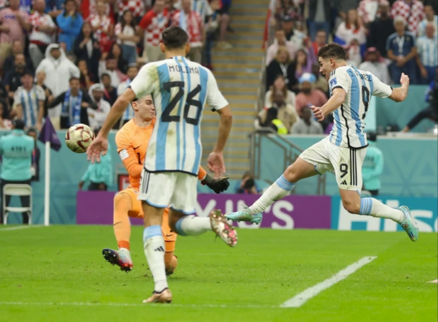 Alvarez đã đánh bại Dominik Livakovic nâng tỷ số lên 2-0. Alvarez đã đánh bại Dominik Livakovic nâng tỷ số lên 2-0.