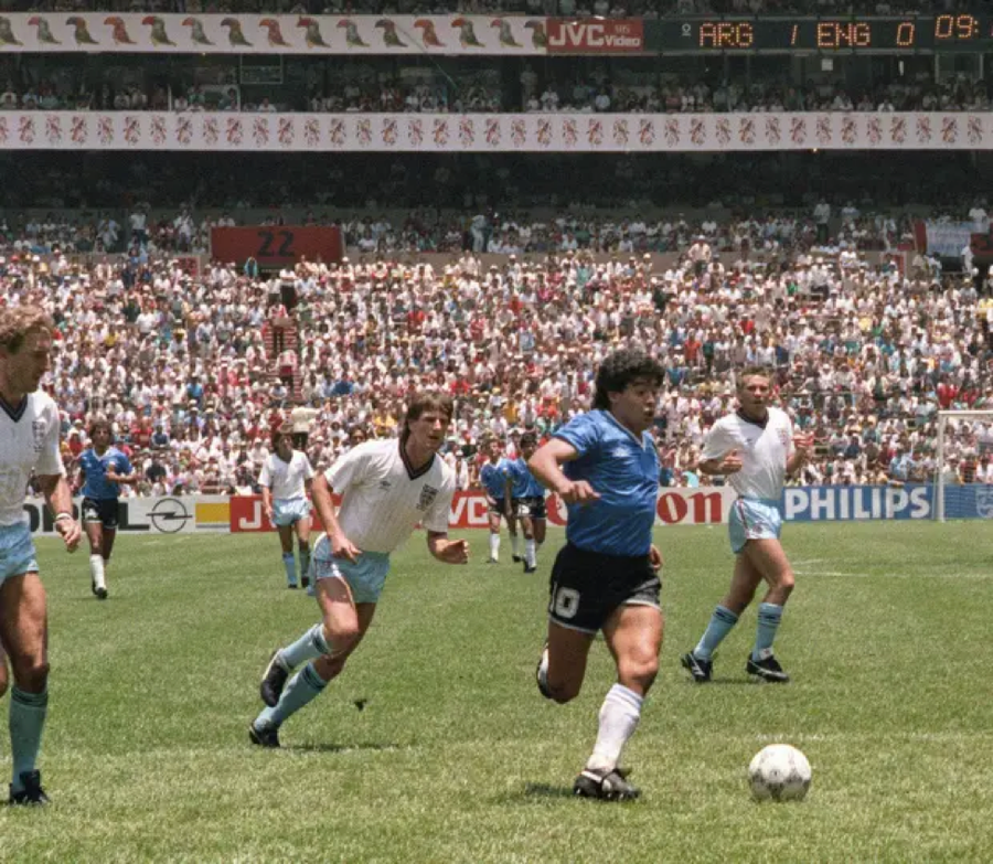 Diego Maradona ghi bàn vào lưới tuyển Anh tại World Cup 1986. Diego Maradona ghi bàn vào lưới tuyển Anh tại World Cup 1986.