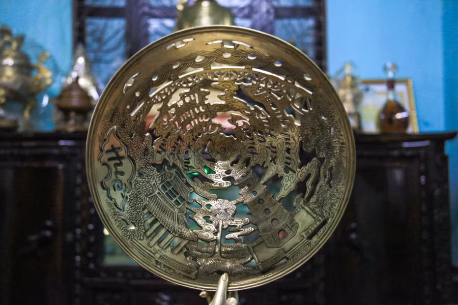 Chiếc nón lá bằng đồng được ông Viện làm với các đường nét, chi tiết rất tinh xảo; trong đó có nhiều địa điểm nổi tiếng ở Huế như cầu Trường Tiền, chùa Thiên Mụ,...