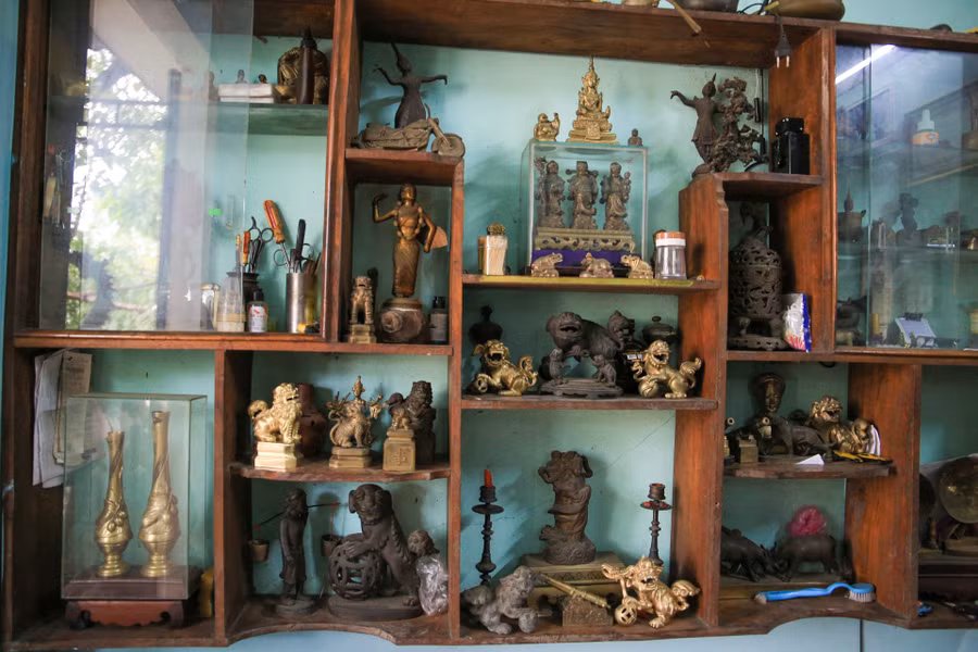 Đa dạng các sản phẩm được trưng bày tại nhà của ông Viện.