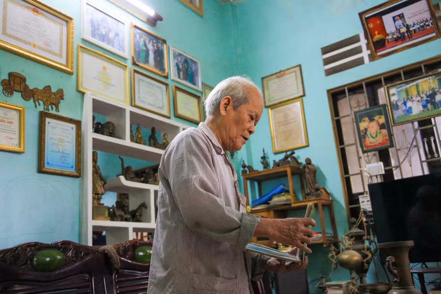 Ông Viện thuộc đời thứ 10 kế thừa nghề đúc đồng truyền thống.