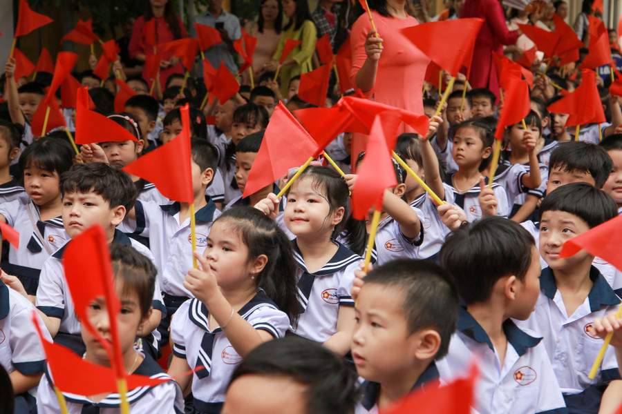 Các em học sinh cầm cờ tạo nên không khí sôi nổi trong ngày khai giảng. Các em học sinh cầm cờ tạo nên không khí sôi nổi trong ngày khai giảng.