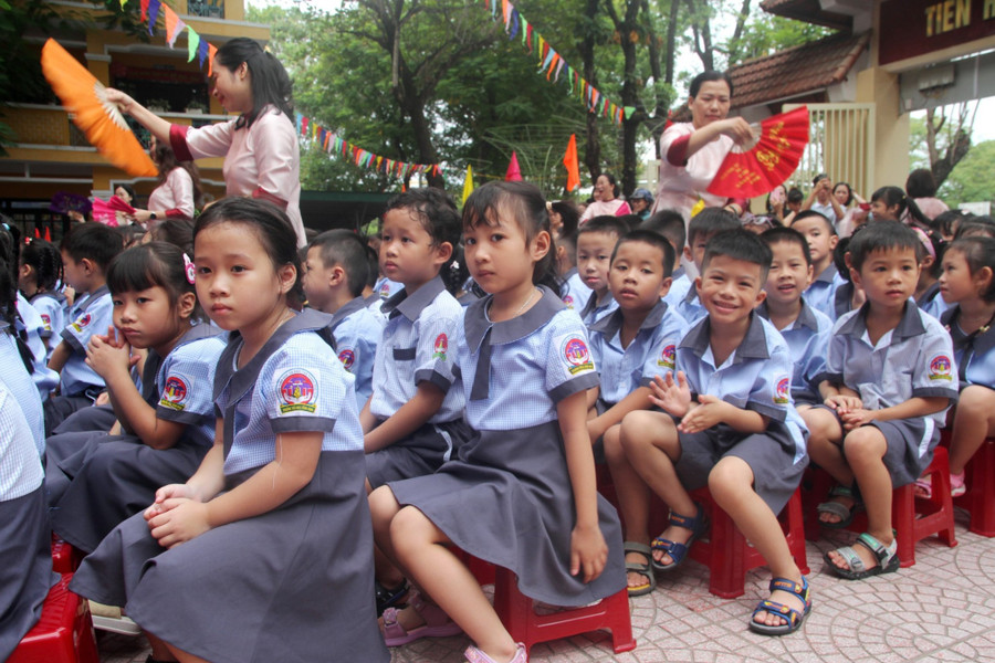 Khuôn mặt bỡ ngỡ của học sinh cấp 1, Trường Tiểu học Vĩnh Ninh, TP Huế ngày đầu tiên đến trường. Khuôn mặt bỡ ngỡ của học sinh cấp 1, Trường Tiểu học Vĩnh Ninh, TP Huế ngày đầu tiên đến trường.
