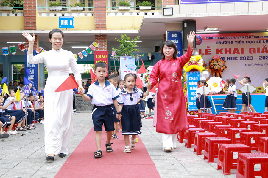 Học sinh lớp 1, Trường Tiểu học Lê Lợi, TP Huế hào hứng chào đón ngôi trường mới. Học sinh lớp 1, Trường Tiểu học Lê Lợi, TP Huế hào hứng chào đón ngôi trường mới.