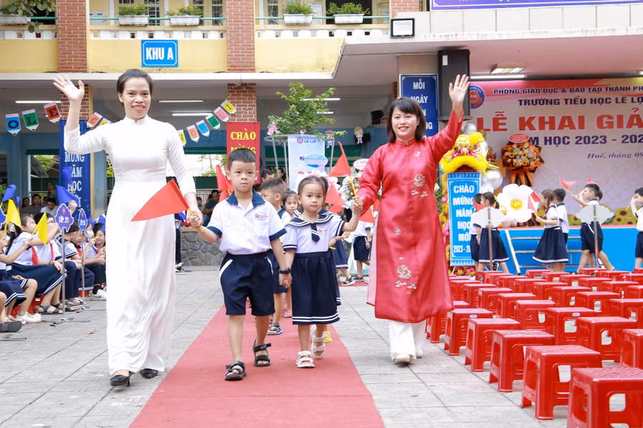 Học sinh lớp 1, Trường Tiểu học Lê Lợi, TP Huế hào hứng chào đón ngôi trường mới.