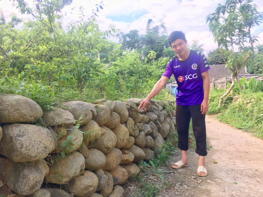 Anh Lùng Văn Kiêu phấn khởi khoe hàng rào đá của gia đình.