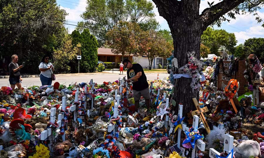Người dân tưởng nhớ các nạn nhân trong vụ xả súng tại Trường Robb.