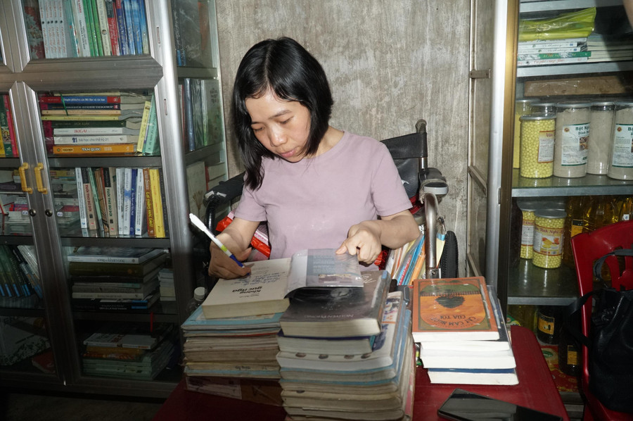 Số phận éo le cùng căn bệnh hiểm nghèo khiến cuộc sống của Nga đóng đinh trên xe lăn, nhưng cô gái vẫn không gục ngã. Số phận éo le cùng căn bệnh hiểm nghèo khiến cuộc sống của Nga đóng đinh trên xe lăn, nhưng cô gái vẫn không gục ngã.