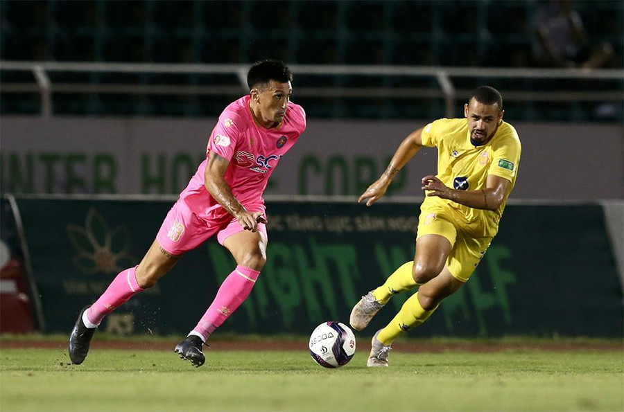 Trận Sài Gòn FC (bên trái) hòa 2-2 với Nam Định trên sân Thống Nhất, vòng 9 V-League 2022. Trận Sài Gòn FC (bên trái) hòa 2-2 với Nam Định trên sân Thống Nhất, vòng 9 V-League 2022.