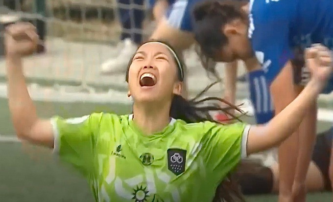 Huỳnh Như mừng bàn thắng duy nhất trong trận Lank FC thắng Amora FC 1-0 tối 9/6. Huỳnh Như mừng bàn thắng duy nhất trong trận Lank FC thắng Amora FC 1-0 tối 9/6.