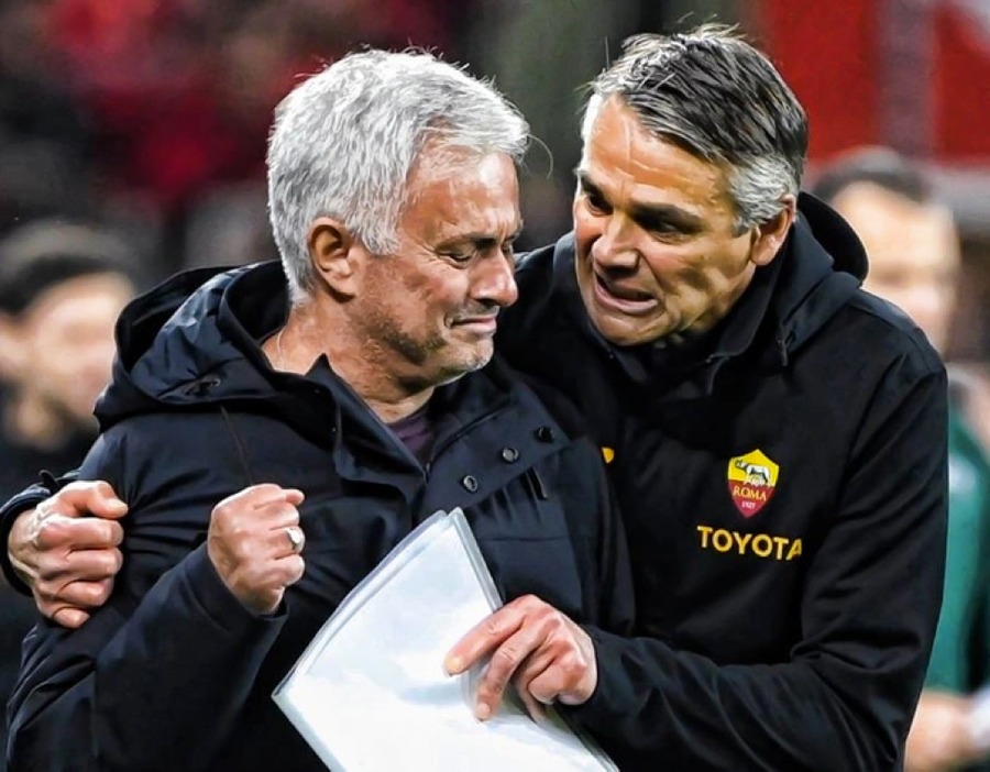 Chiến lược gia Jose Mourinho bật khóc khi giúp AS Roma vào chung kết Europa League. Chiến lược gia Jose Mourinho bật khóc khi giúp AS Roma vào chung kết Europa League.