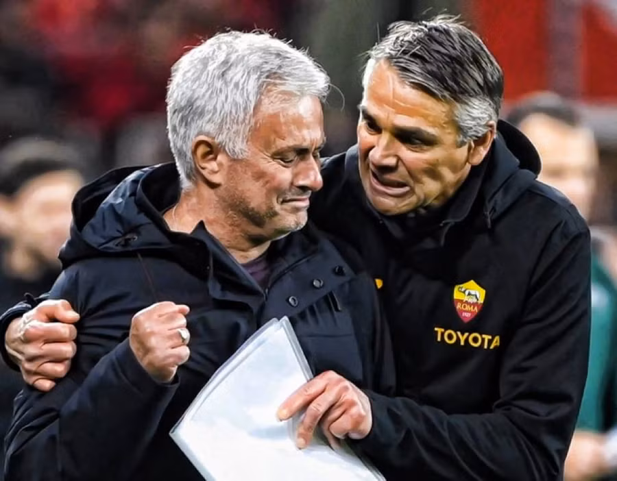 Chiến lược gia Jose Mourinho bật khóc khi giúp AS Roma vào chung kết Europa League.