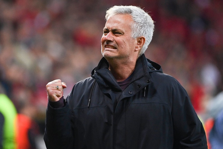 Chiến lược gia Mourinho ăn mừng chiến tích đưa AS Roma vào chung kết Europa League. Chiến lược gia Mourinho ăn mừng chiến tích đưa AS Roma vào chung kết Europa League.