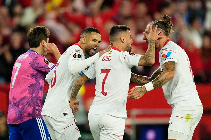 Sevilla (áo trắng) ngược dòng hạ Juventus để vào chung kết Europa League. Sevilla (áo trắng) ngược dòng hạ Juventus để vào chung kết Europa League.