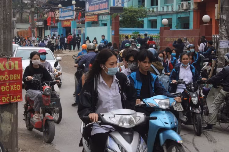 Một số học sinh trên địa bàn TP Hà Nội điều khiển xe máy khi chưa đủ tuổi và được cấp GPLX. 