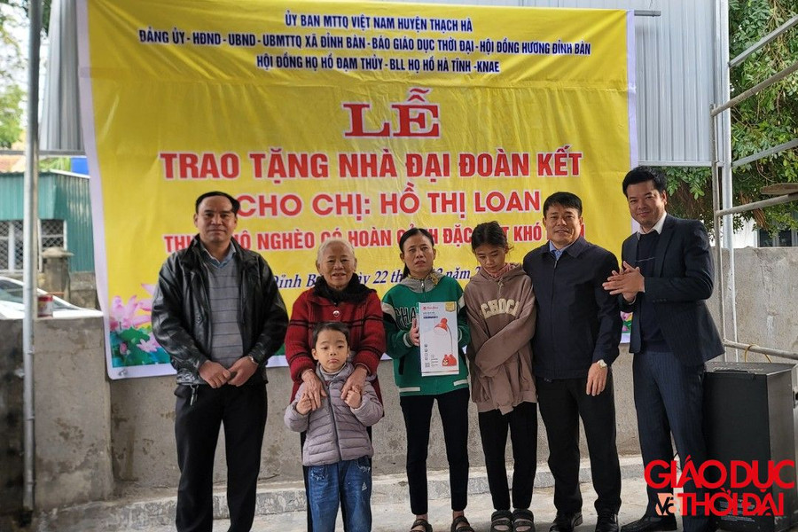 Đại diện báo GD&TĐ, Hội đồng hương Đỉnh Bàn, Ban liên lạc họ Hồ cùng các nhà hảo tâm trao quà cho gia đình chị Loan. Đại diện báo GD&TĐ, Hội đồng hương Đỉnh Bàn, Ban liên lạc họ Hồ cùng các nhà hảo tâm trao quà cho gia đình chị Loan.
