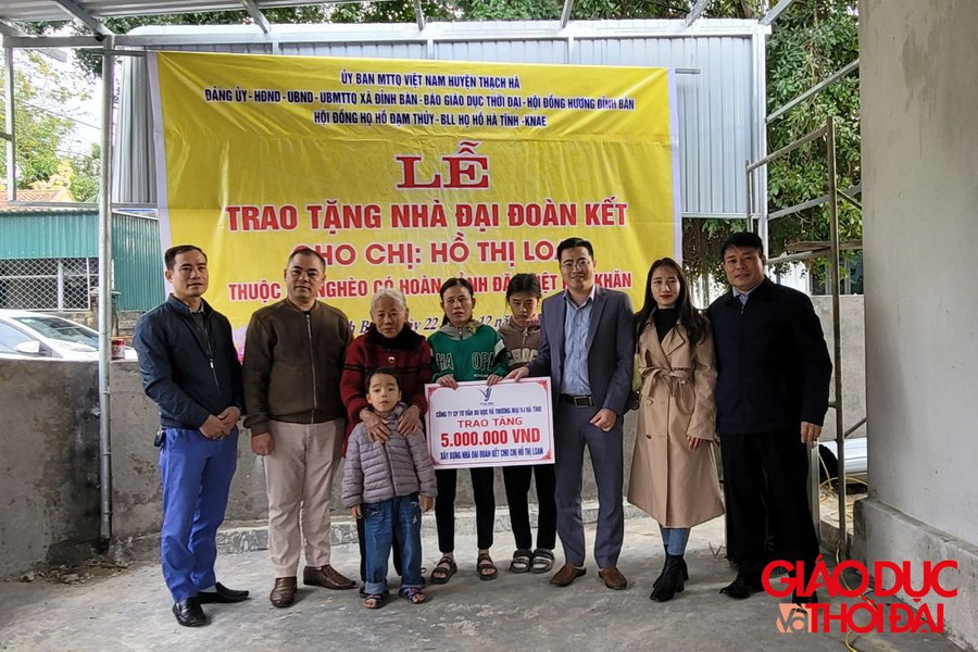 Đại diện Công ty CP tư vấn du học và thương mại Hà Tĩnh trao tiền hỗ trợ gia đình chị Loan. Đại diện Công ty CP tư vấn du học và thương mại Hà Tĩnh trao tiền hỗ trợ gia đình chị Loan.