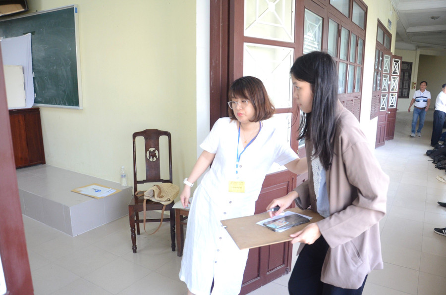 Thí sinh làm thủ tục vào phòng thi. Thí sinh làm thủ tục vào phòng thi.