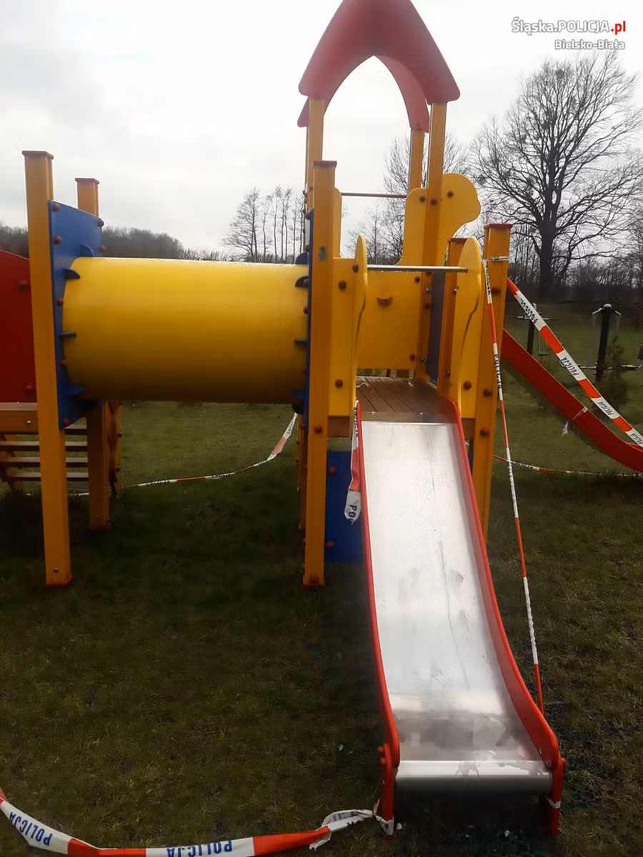 Cu bé được đưa đi cấp cứu và đã xuất viện không lâu sau đó. Cu bé được đưa đi cấp cứu và đã xuất viện không lâu sau đó.