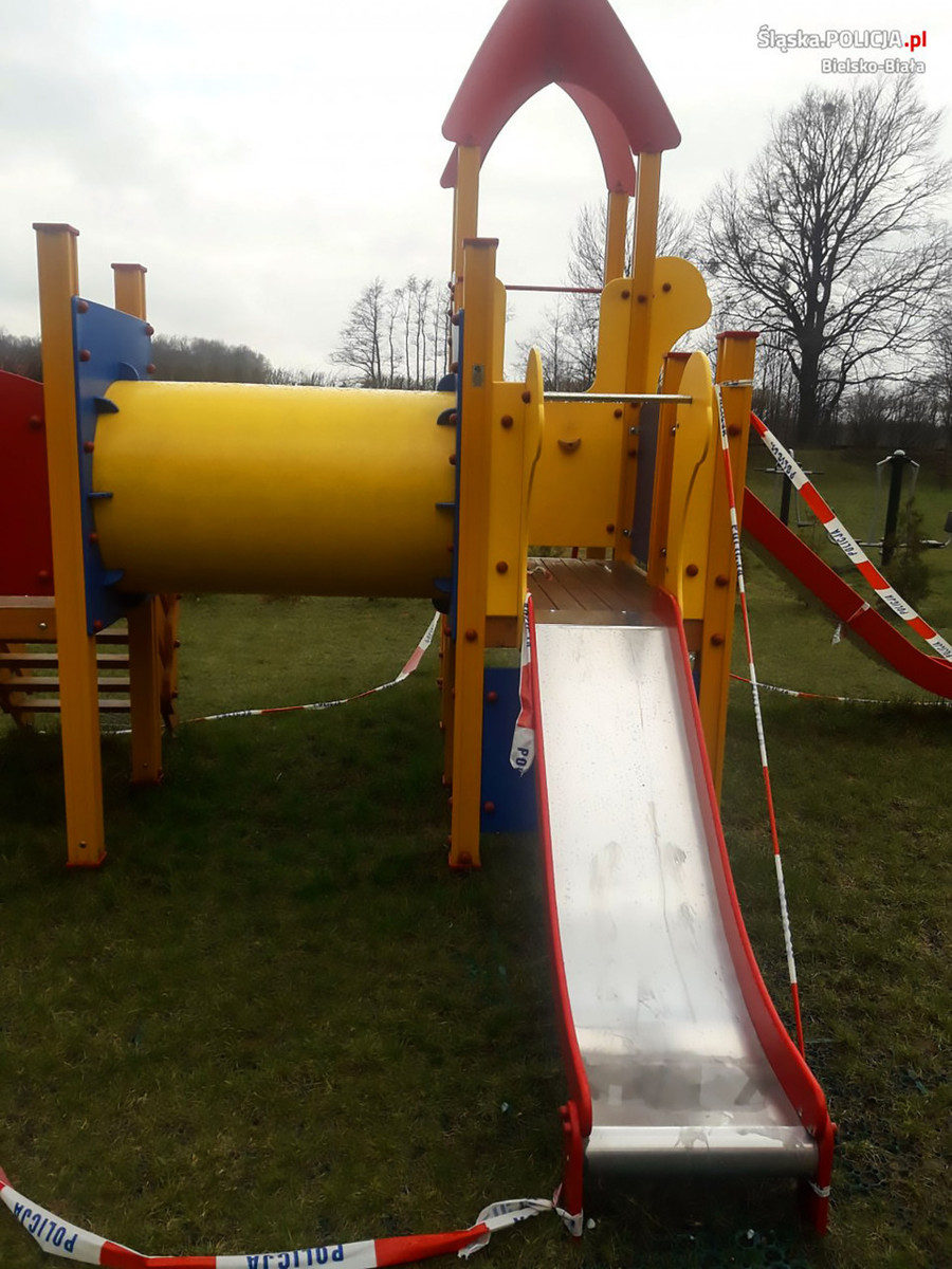 Cu bé được đưa đi cấp cứu và đã xuất viện không lâu sau đó. Cu bé được đưa đi cấp cứu và đã xuất viện không lâu sau đó.