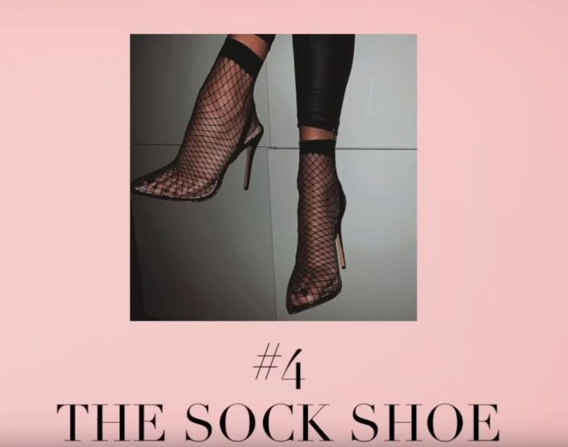 Tiếp theo là giày tất đang phổ biến