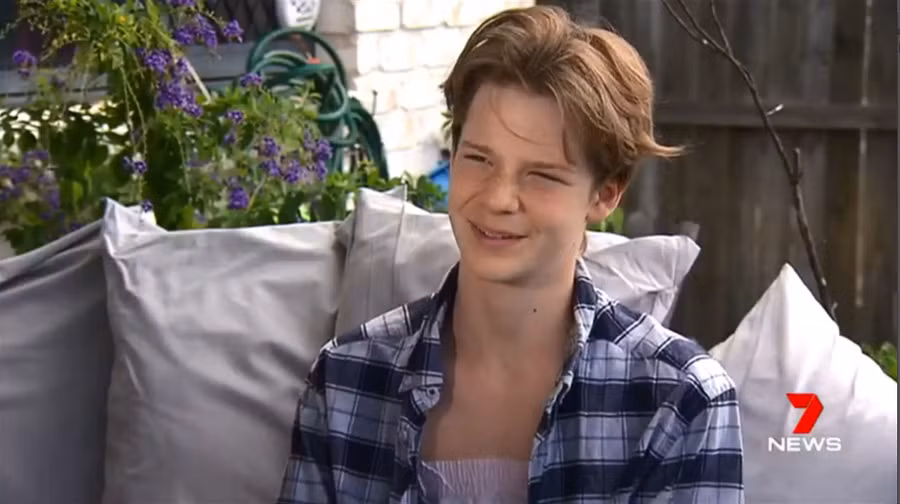 Cố bẻ cong pin điện thoại iPhone, cậu bé suýt bị mù mắt