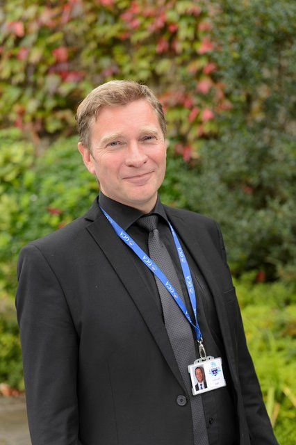 Ông Alasdair Ashcroft - hiệu trưởng trường Garstang.