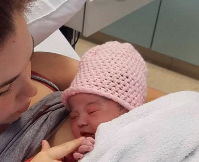 Em bé được sinh ra ở hàng ghế sau của xe ô tô.