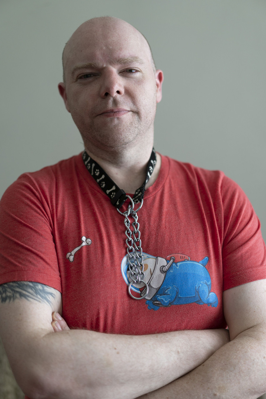 Người đàn ông trở về đúng bản chất thật sự sau khi hết giờ làm việc. Người đàn ông trở về đúng bản chất thật sự sau khi hết giờ làm việc.