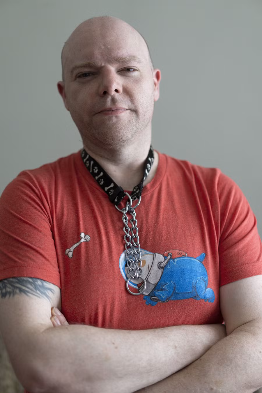 Người đàn ông trở về đúng bản chất thật sự sau khi hết giờ làm việc.