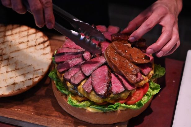 "Golden Giant Burger" được bán với giá hơn 21 triệu đồng.