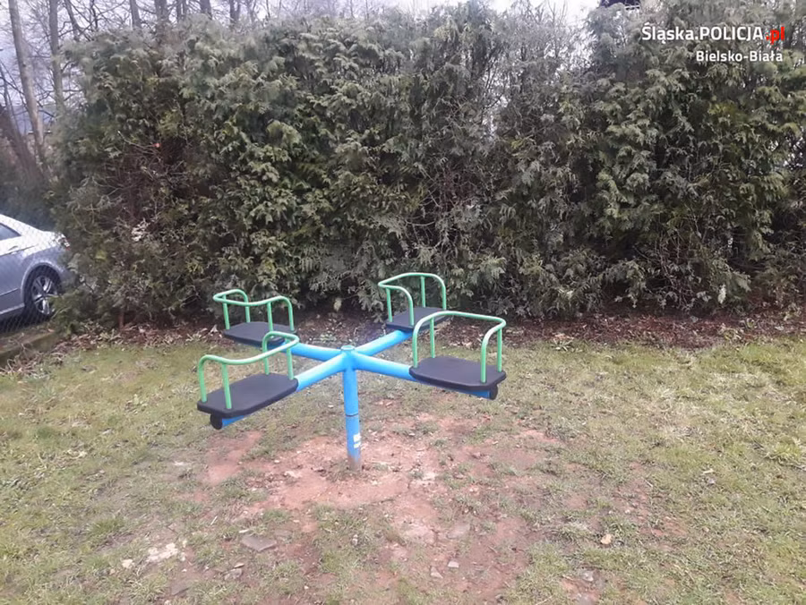 Một số trò chơi khác tại sân chơi cũng bị đổ axit lên. Một số trò chơi khác tại sân chơi cũng bị đổ axit lên.